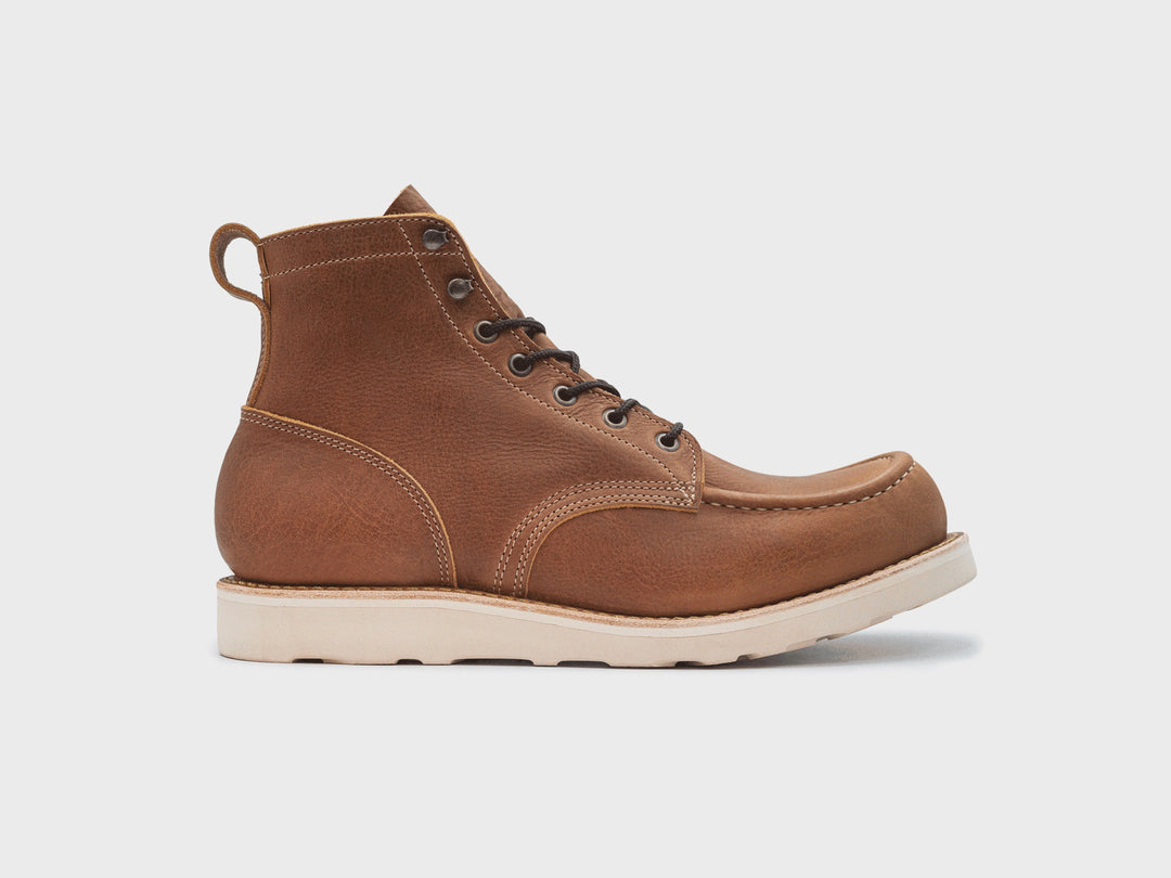 360° rotating view of the British Tan Grizzly Moc Toe boot